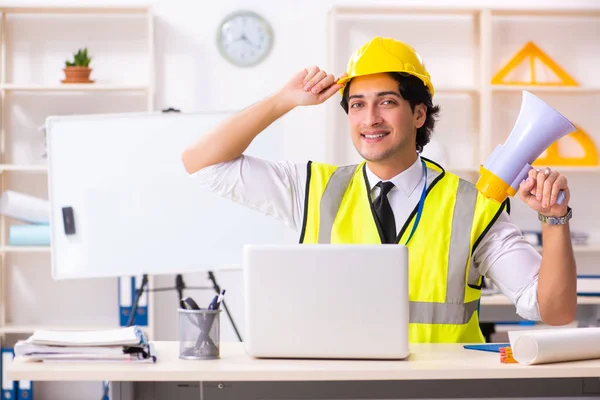 Manliga byggnadsingenjör arbetar på kontoret — Stockfoto