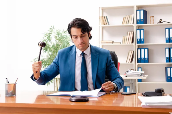 Junge hübsche Richterin sitzt im Gerichtssaal — Stockfoto