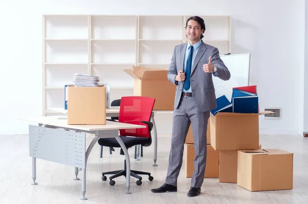 Jovem funcionário com caixas no escritório — Fotografia de Stock