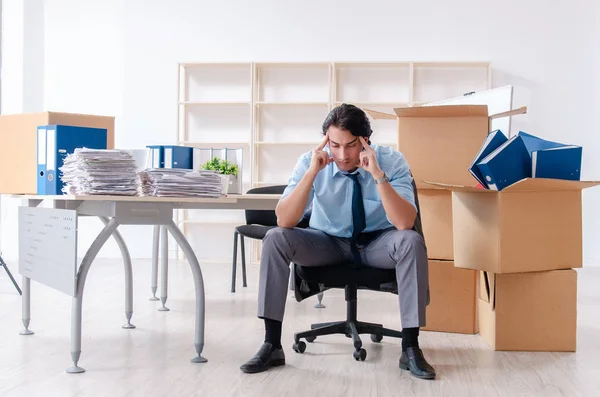 Jeune homme employé avec des boîtes dans le bureau — Photo