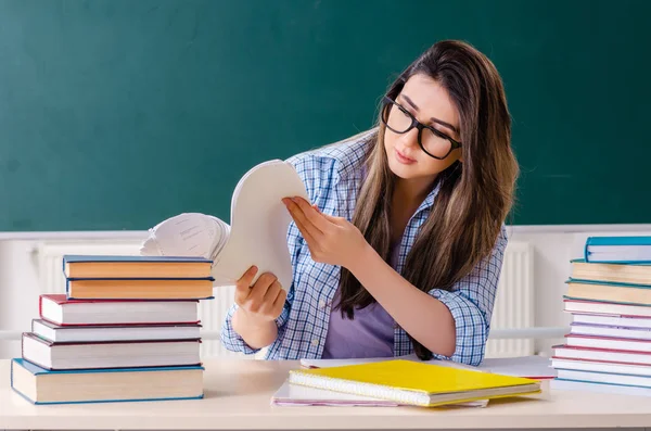 Estudante feminina na frente do quadro — Fotografia de Stock