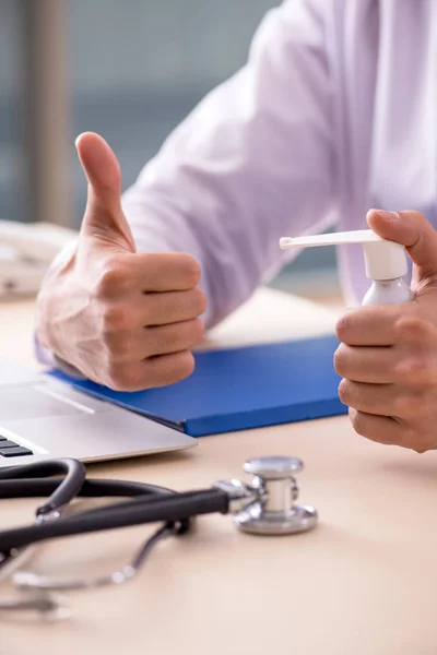 Junge Ärztin im telemedizinischen Konzept — Stockfoto