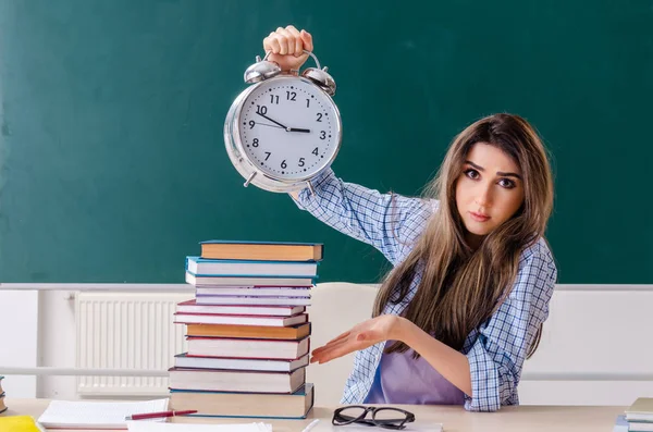 Estudante feminina na frente do quadro — Fotografia de Stock