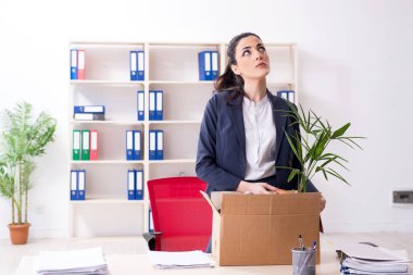 Genç kadın işçiye onu işten ateş olmak