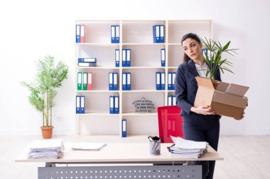 Genç kadın işçiye onu işten ateş olmak