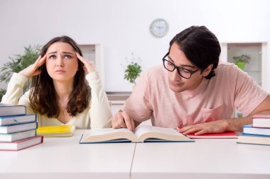 Öğrenciler sınava evde birlikte hazırlanıyorlar. 