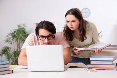 Öğrenciler sınava evde birlikte hazırlanıyorlar. 