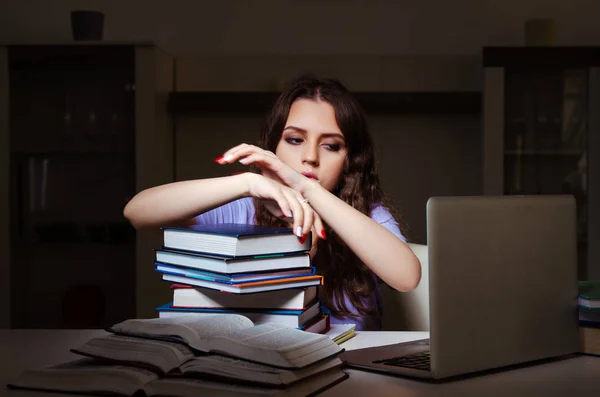 Jovem estudante se preparando para exames tardios em casa — Fotografia de Stock