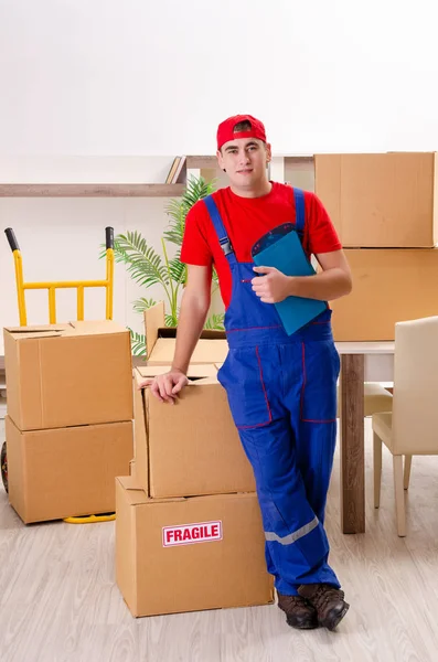 Joven contratista con cajas trabajando en interiores — Foto de Stock