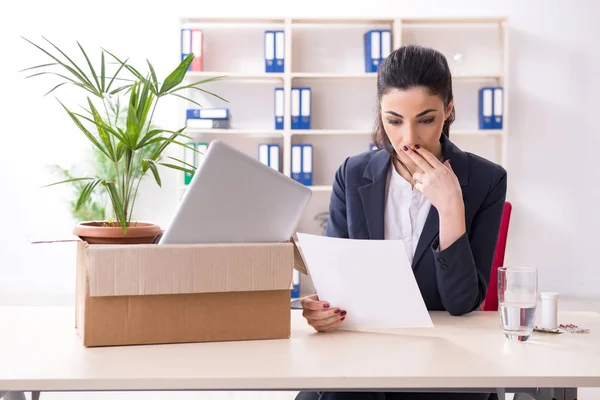 Junge Mitarbeiterin wird von ihrer Arbeit entlassen — Stockfoto