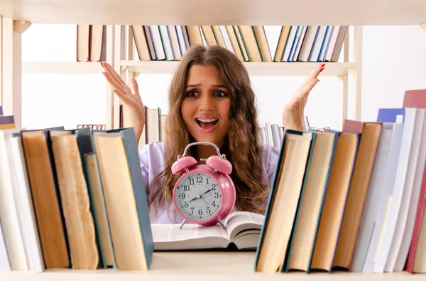 Joven estudiante preparándose para los exámenes en la biblioteca — Foto de Stock