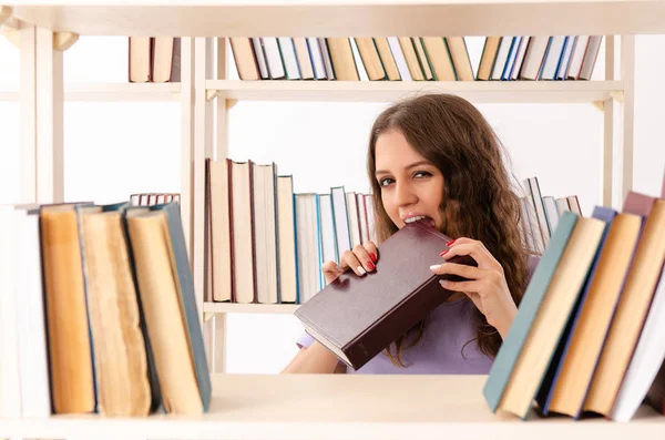 Mladá studentka se připravuje na zkoušky v knihovně — Stock fotografie