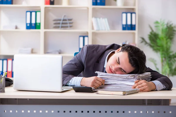 Jeune employé masculin travaillant au bureau — Photo