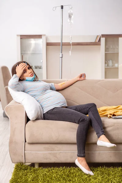 Sick pregnant woman suffering at home — Stock Photo, Image