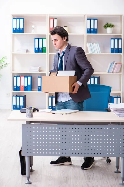 Jovem empregado masculino sendo demitido de seu trabalho — Fotografia de Stock