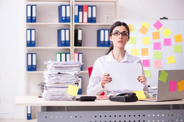 Junge Arbeitnehmerin in widersprüchlichem Prioritätenkonzept — Stockfoto