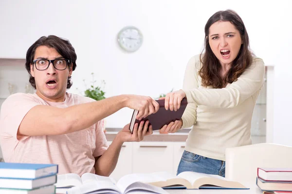 Estudantes se preparando para o exame juntos em casa — Fotografia de Stock