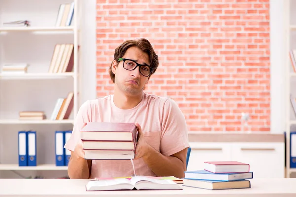 Jovem estudante se preparando para exames universitários — Fotografia de Stock