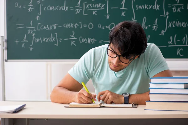 Jeune mathématicien étudiant devant un tableau — Photo