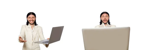 Молодой человек с ноутбуком изолированы на белом — стоковое фото