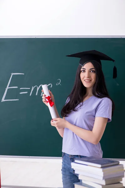 Estudante de pós-graduação feminina na frente do quadro verde — Fotografia de Stock