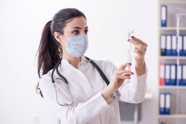 Enfüzyon konseptinde genç bayan doktor. 