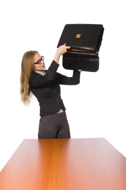 Uzun bir masada oturan kadın çalışan beyaza izole edilmiş. 