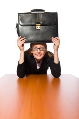 Uzun bir masada oturan kadın çalışan beyaza izole edilmiş. 