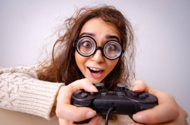 Bilgisayarda çalışan komik inek kız.