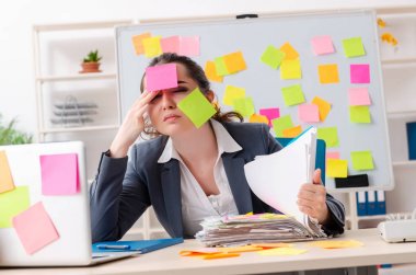 Çelişkili öncelik kavramında genç bayan çalışan 