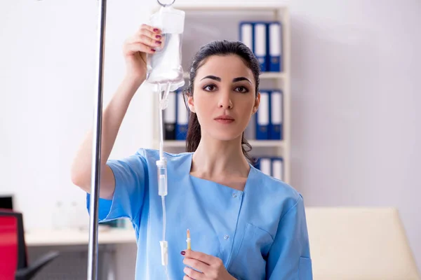 Ung kvinnlig läkare i infusionskoncept — Stockfoto