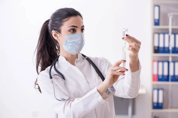 Giovane medico donna nel concetto di infusione — Foto Stock