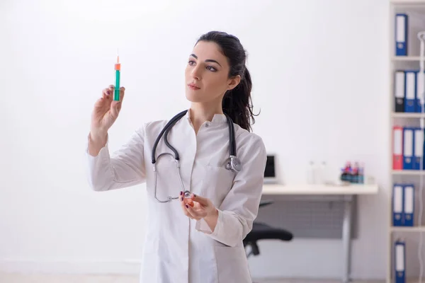 Giovane medico donna nel concetto di infusione — Foto Stock