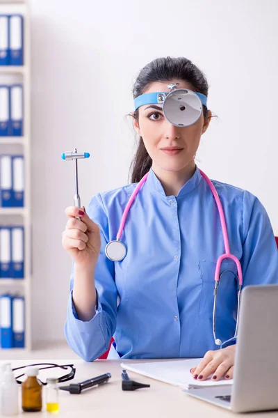 Giovane medico donna che lavora in clinica — Foto Stock