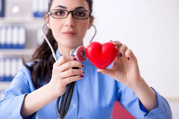 Klinikte çalışan genç bir bayan doktor. — Stok fotoğraf