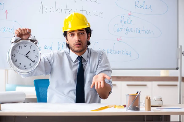 Junger männlicher Architekt vor dem Whiteboard — Stockfoto