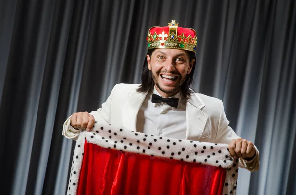Grappige koning dragen kroon in kroning concept — Stockfoto