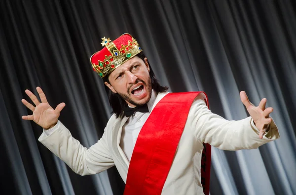 Rei engraçado usando coroa no conceito de coroação — Fotografia de Stock