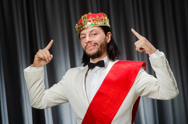 Zabawny król nosi koronę w koncepcji koronacji — Zdjęcie stockowe