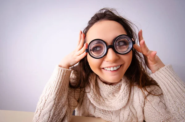 Bilgisayarda çalışan komik inek kız.