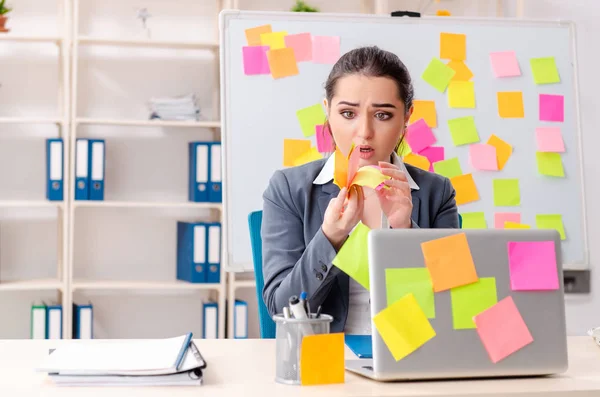 Jeune salariée dans un concept de priorités conflictuelles — Photo