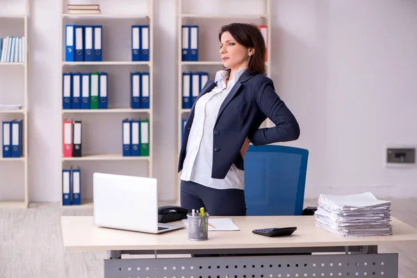 Vrouwelijke werknemer van middelbare leeftijd in het kantoor — Stockfoto