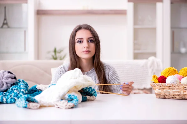 Молодая красивая женщина вязание дома — стоковое фото
