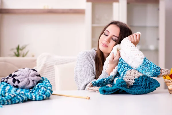 Young beautiful woman knitting at home — Stock Photo, Image