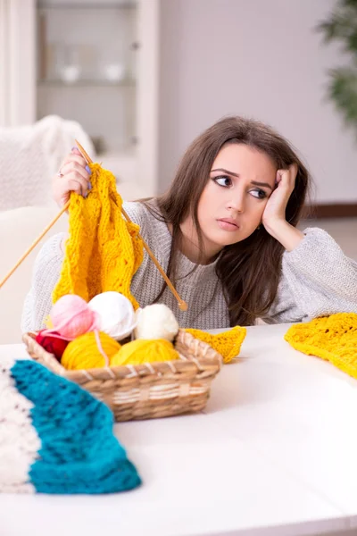 Junge schöne Frau strickt zu Hause — Stockfoto