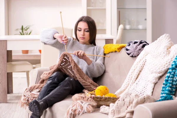 Young beautiful woman knitting at home — Stock Photo, Image