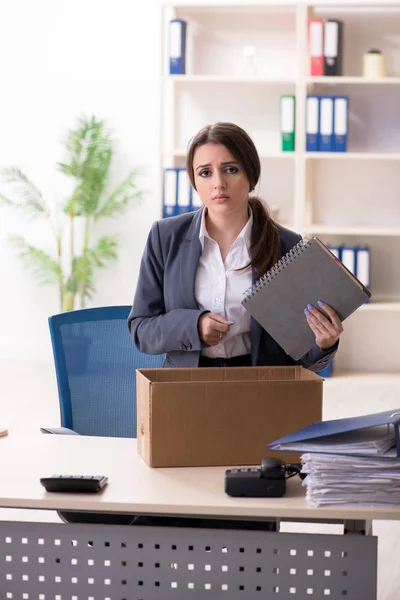 Conceito de despedimento e demissão com mulher empregada — Fotografia de Stock