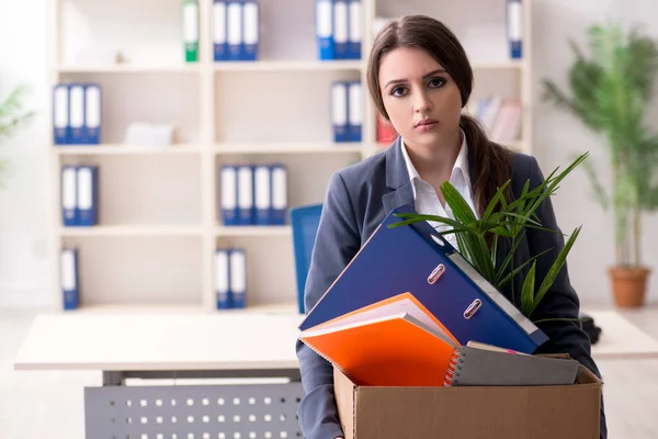 Conceito de despedimento e demissão com mulher empregada — Fotografia de Stock