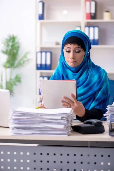 Pracownica w hidżabie pracująca w biurze — Zdjęcie stockowe