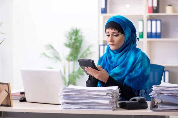 Vrouwelijke werknemer in hijab op kantoor — Stockfoto